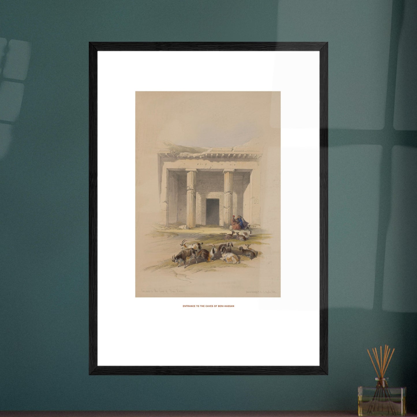 Estampe ancienne : Entrée des grottes de Beni Hassan - David Roberts. Lithographie de David Roberts montrant l'entrée du temple de Beni Hassan, avec des colonnes massives, des gravures et un groupe de chèvres au premier plan. Image d'illustration 7