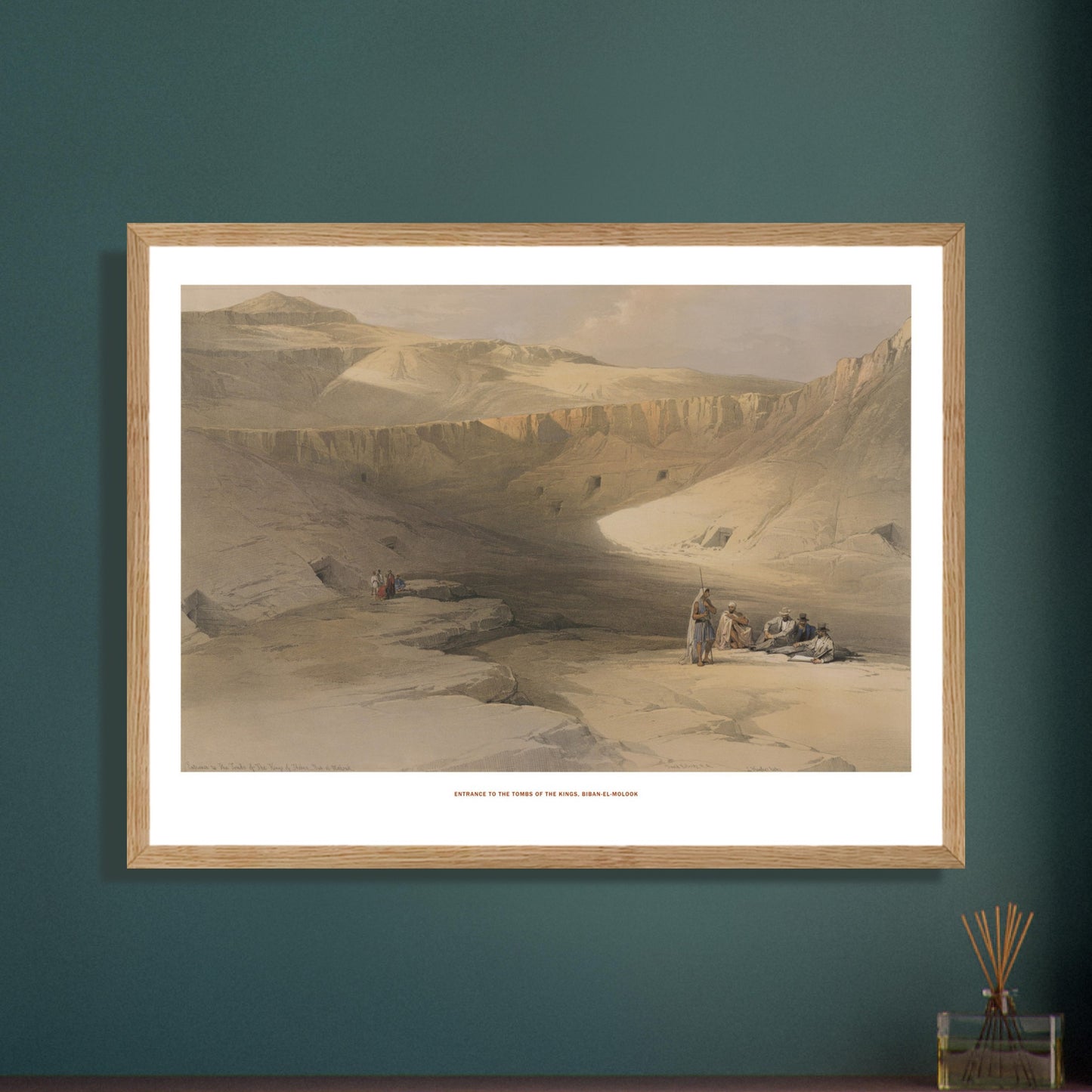 Planche ancienne : Entrée des tombes des rois, Biban el-Molouk par David Roberts. Entrée des tombes des rois, Biban el-Molouk, une vue d'un paysage désertique avec des formations rocheuses et des entrées de grottes, avec un groupe de personnes au premier plan. Image d'illustration 7