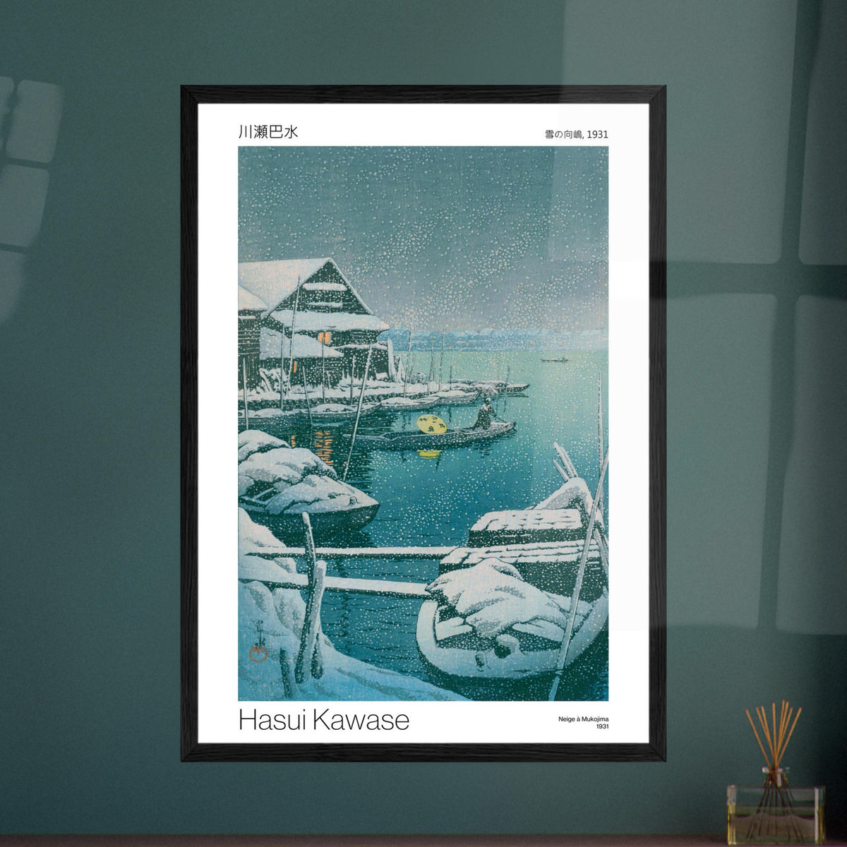 Japanischer Druck: Schnee in Mukojima von Hasui Kawase. Japanischer Holzschnitt von Hasui Kawase, der schneebedeckte Boote in einem Hafen in der Dämmerung zeigt.