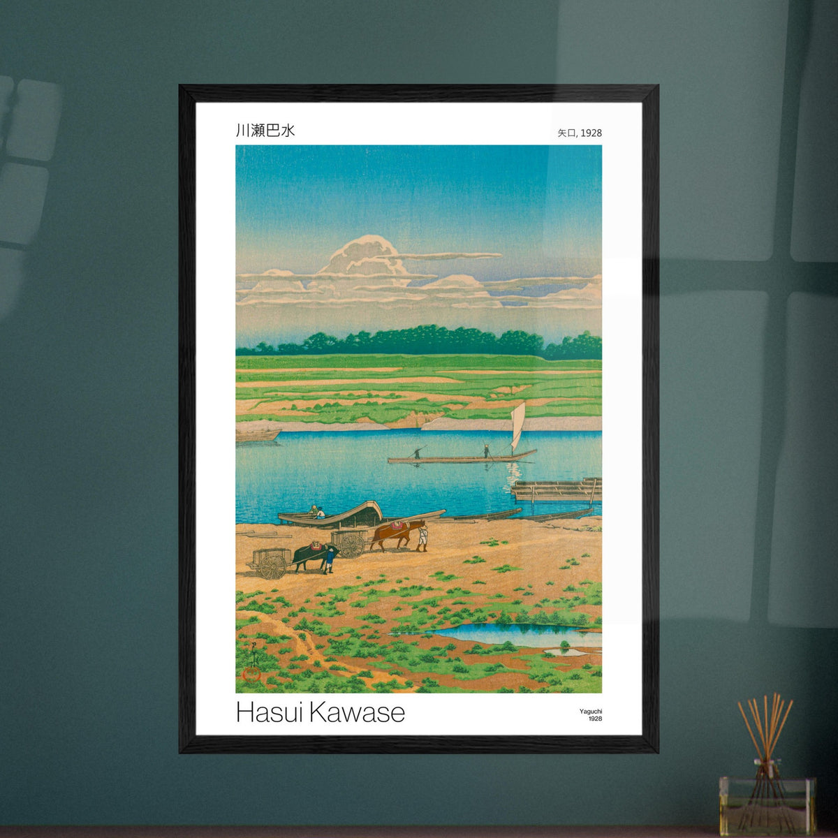 Japanischer Druck Yaguchi, 1928 - Hasui Kawase. Reproduktion eines japanischen Holzschnitts mit einer Flusslandschaft, die grüne Felder, sandige Ufer, Boote und arbeitende Menschen unter einem hellblauen Himmel mit Wolken zeigt, von Hasui Kawase, betitelt 'Yaguchi, 1928'.