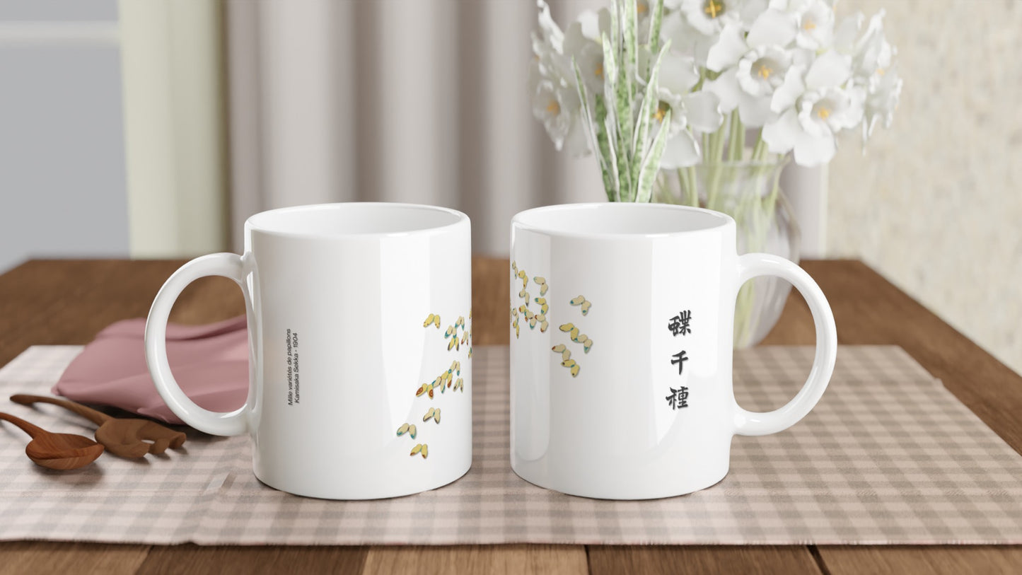 Estampe de petits papillons minimalistes, Kamisaka Sekka. Mug avec une multitude de petits papillons aux traits délicats dessinés dans un style minimaliste. Image d'illustration 2
