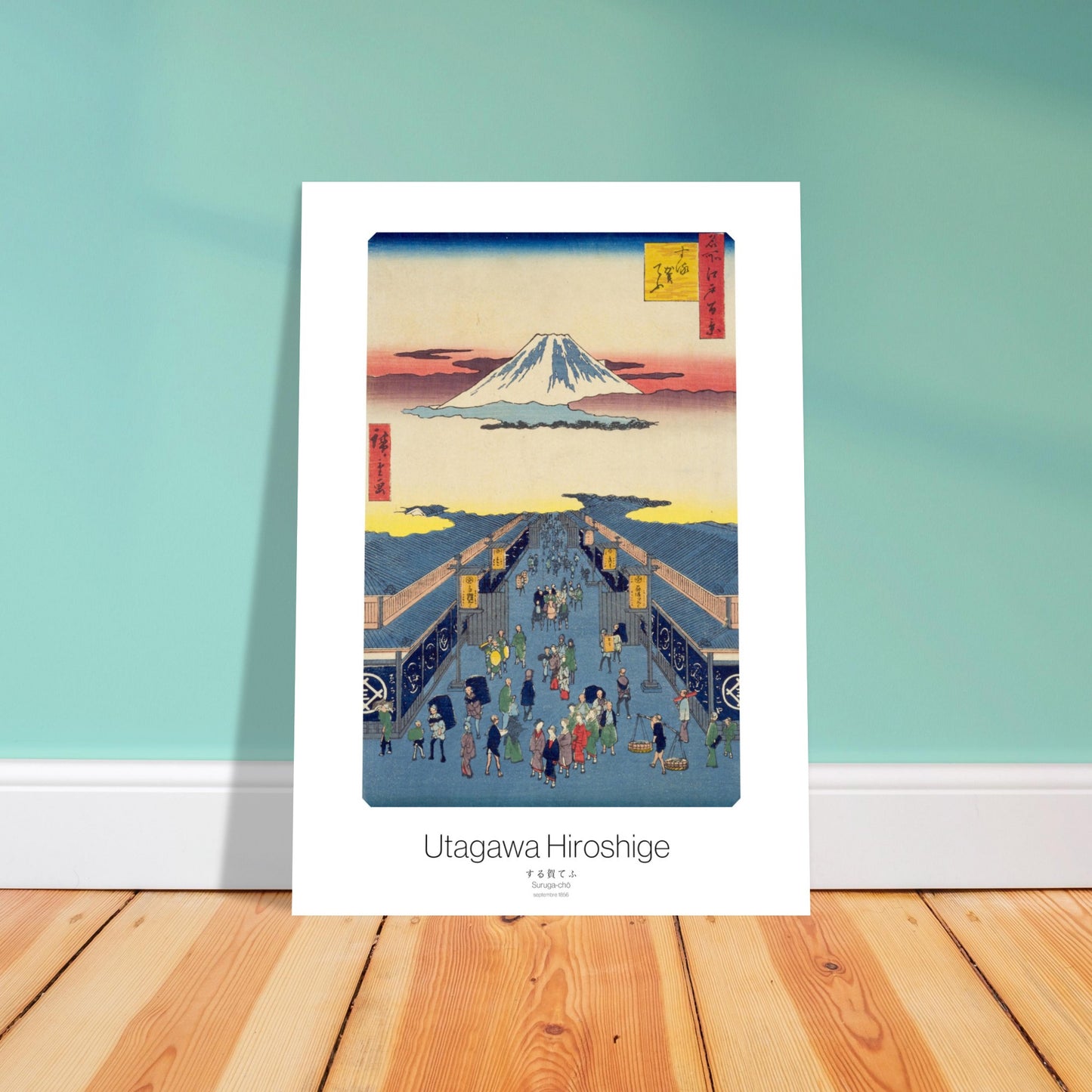 Estampe japonaise : Suruga-cho, Cent vues célèbres d’Edo, Hiroshige. Estampe japonaise représentant une rue animée avec des bâtiments bleus de part et d'autre et le Mont Fuji au-dessus d'un ciel orageux. Image d'illustration 4