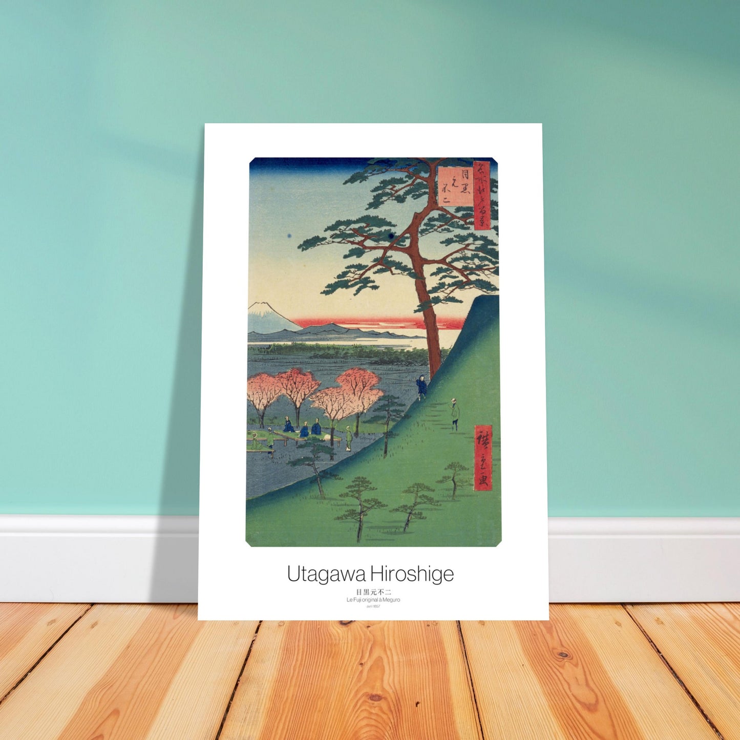 Estampe ukiyo-e : Le Fuji original à Meguro - Utagawa Hiroshige. Estampe ukiyo-e par Utagawa Hiroshige représentant le Mont Fuji visible derrière une colline verdoyante avec des arbres en fleurs roses et un grand pin, et des personnes assises sur des tapis. Image d'illustration 4