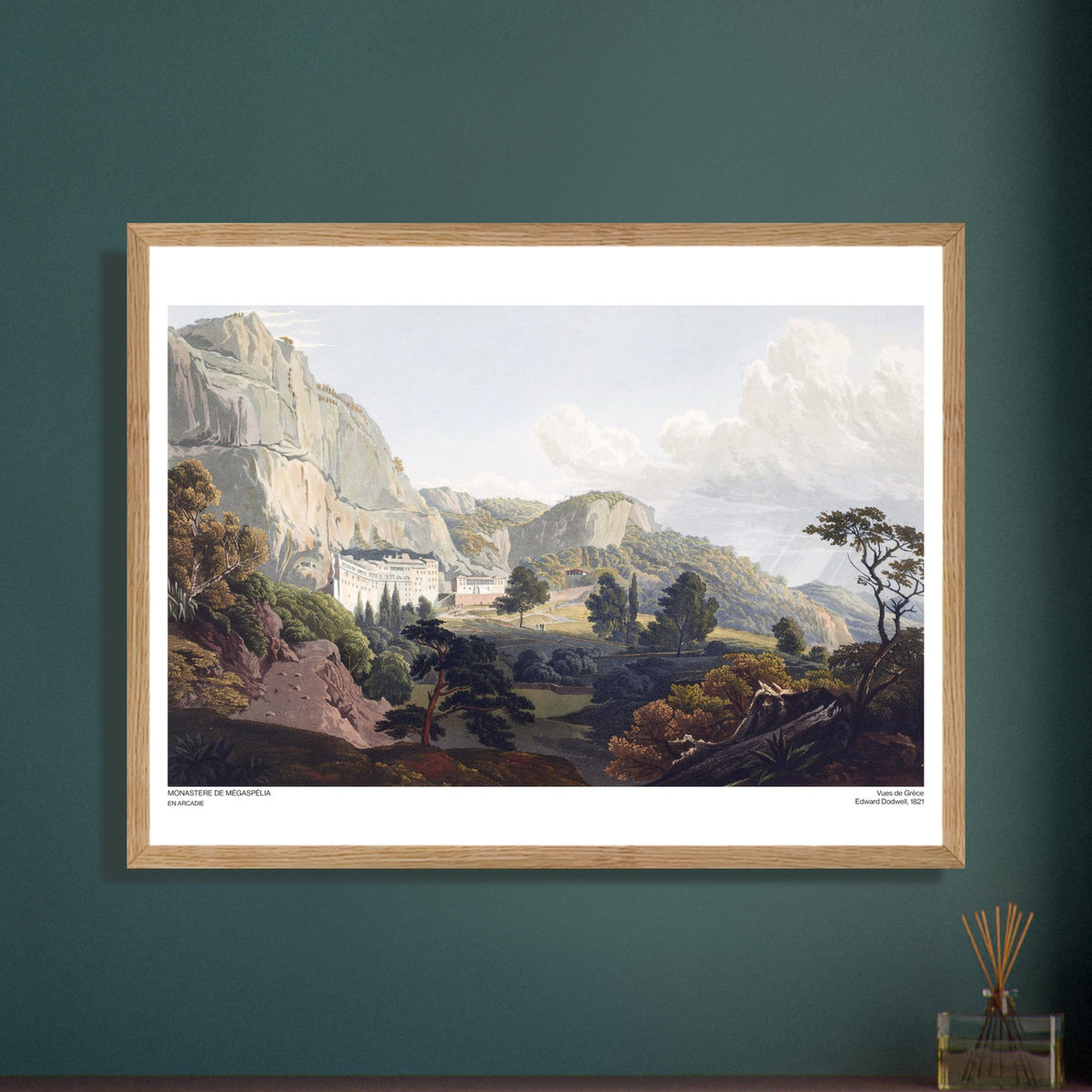 Incisione del Monastero di Megaspelaion in Arcadia, di Edward Dodwell. Un monastero bianco costruito sul fianco della montagna, circondato da vegetazione e imponenti formazioni rocciose.