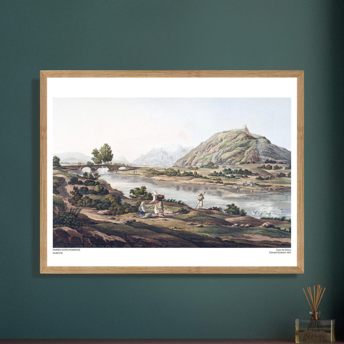 Incisione delle rovine di Orcomeno in Beozia di Edward Dodwell. Antica incisione intitolata "Rovine di Orcomeno, in Beozia", che presenta un paesaggio fluviale con un ponte ad arco e rovine in lontananza su una collina.