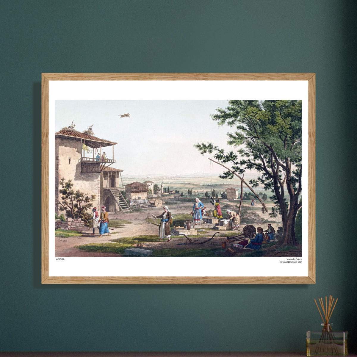 Vista di Larissa in Tessaglia, antica tavola di Edward Dodwell. Antica incisione intitolata "Larissa", che raffigura una scena di vita quotidiana davanti a una torre con cicogne appollaiate sul tetto e persone vicino a un pozzo.