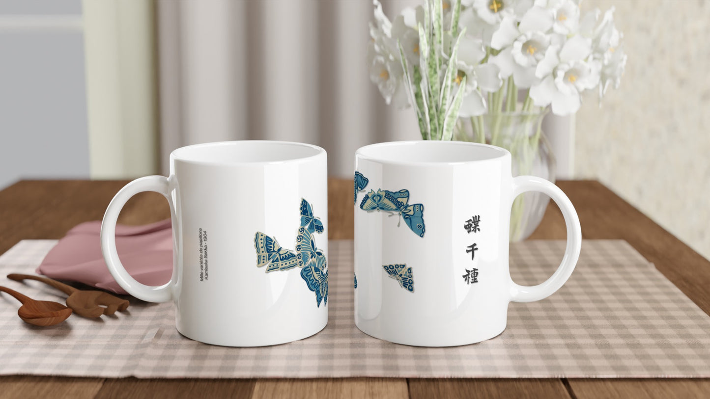 Illustration de papillons bleus et calligraphie par Kamisaka Sekka. Mug blanc orné de représentations de papillons bleus aux motifs stylisés, avec un texte calligraphié en noir. Image d'illustration 2
