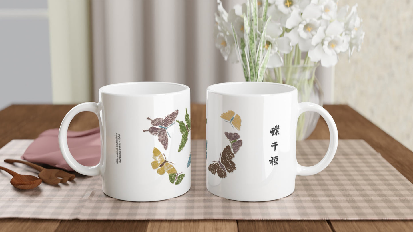 Illustration de papillons aux motifs hachurés, Kamisaka Sekka. Mug blanc orné d'un groupement de papillons aux ailes stylisées et hachurées, dans des tons de jaune, bleu, pourpre et brun. Image d'illustration 2