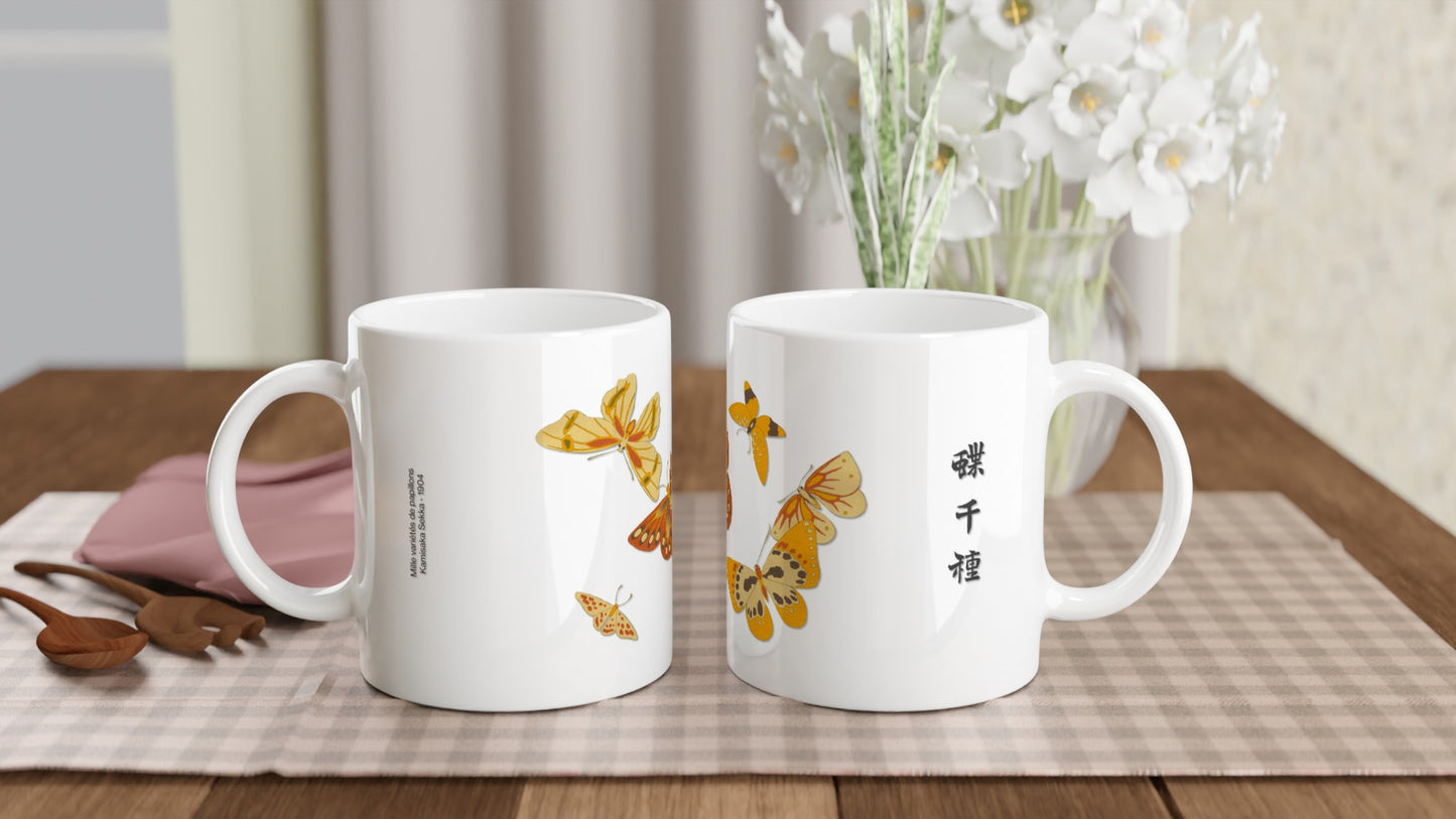 Planche de papillons aux tons jaunes et orangés par Kamisaka Sekka. Une tasse blanche illustrée de papillons aux ailes jaunes et orangées, avec des inscriptions en japonais sur le côté. Image d'illustration 2