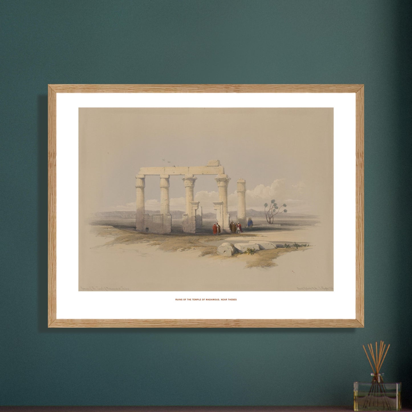 Gravure ancienne : Temple de Madamoud près de Thèbes, David Roberts. Lithographie montrant les ruines du temple de Madamous près de Thèbes, avec des colonnes imposantes et des structures architecturales éparses dans un paysage aride. Image d'illustration 7