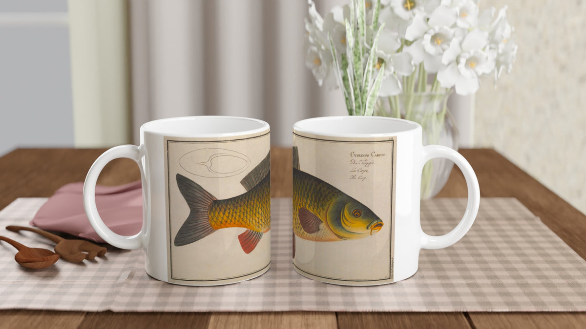 Mug en céramique illustré d'une carpe par Marcus Elieser Bloch. Mug en céramique blanche illustré d'une planche naturaliste ancienne représentant une carpe, avec les inscriptions Cyprinus Carpio, La Carpe et The Carp.