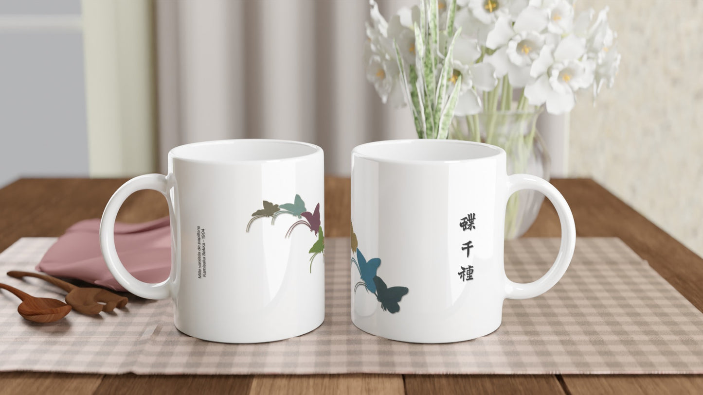 Planche de silhouettes de papillons en vol - Kamisaka Sekka. Mug orné de silhouettes de papillons dans des tons de gris et de bleu, disposés en vol. Image d'illustration 2