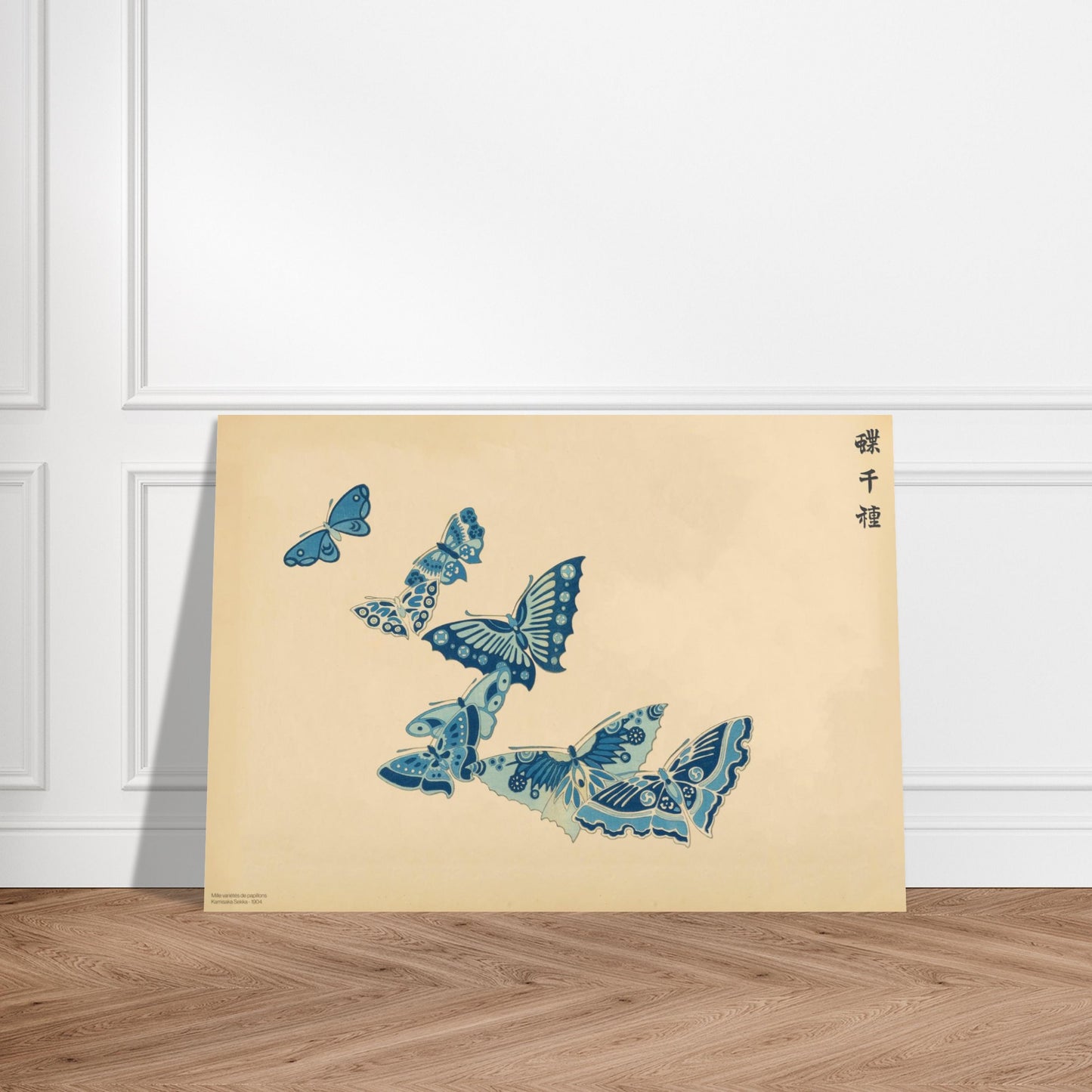 Planche de papillons bleus et blancs en volute - Kamisaka Sekka. Gravure de la collection Mille variétés de papillons, représentant plusieurs papillons aux ailes bleues et blanches, disposés en forme de volute sur un fond beige. Image d'illustration 3
