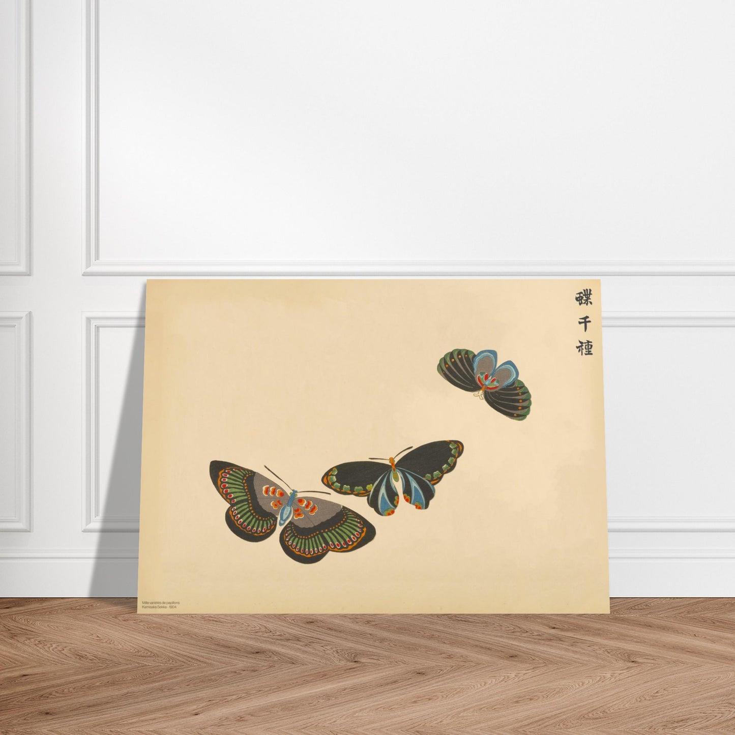 Planche de trois papillons noirs et verts - Chō senshu, Kamisaka Sekka. Gravure de la collection Mille variétés de papillons, montrant trois papillons aux ailes noires ornées de motifs verts et orangés, disposés en triangle sur un fond beige. Image d'illustration 3
