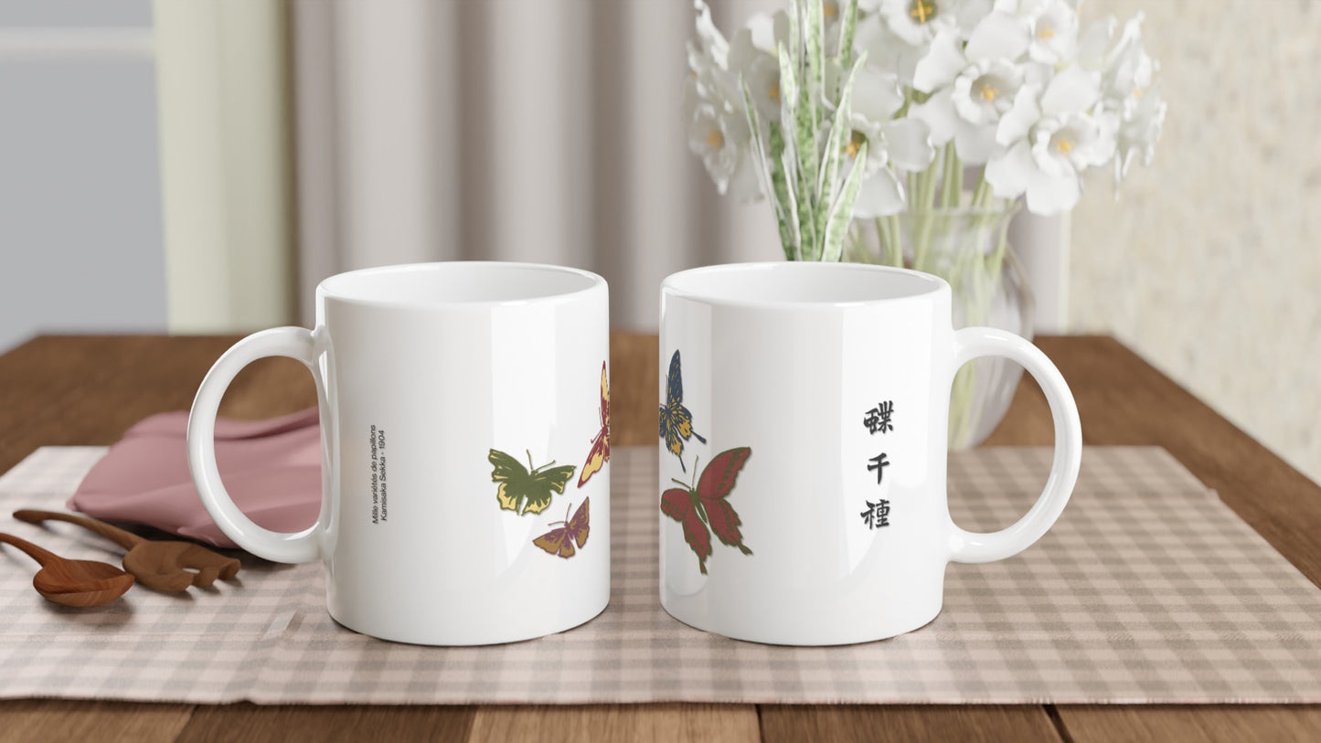 Planche de papillons aux couleurs vives par Kamisaka Sekka. Mug blanc avec une illustration de plusieurs papillons aux couleurs vives et traits marqués. Image d'illustration 2