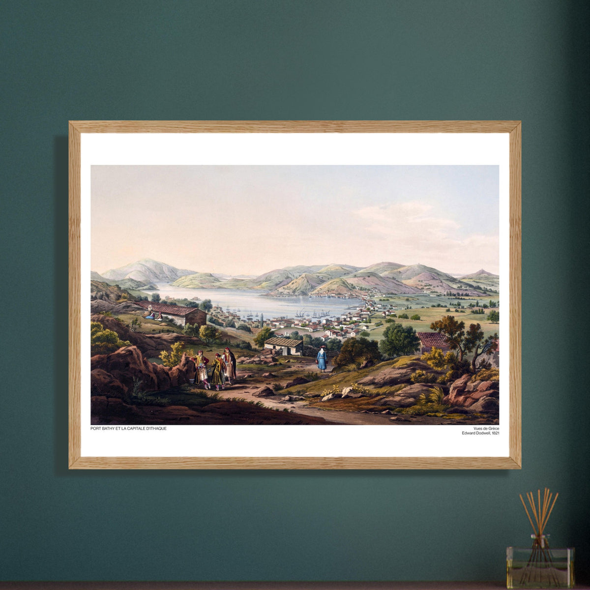 Porto Vathy e la capitale di Itaca - Illustrazione di Edward Dodwell. Antica illustrazione di un porto pittoresco e di una città costiera, con montagne sullo sfondo, barche nel porto e personaggi sulla riva.