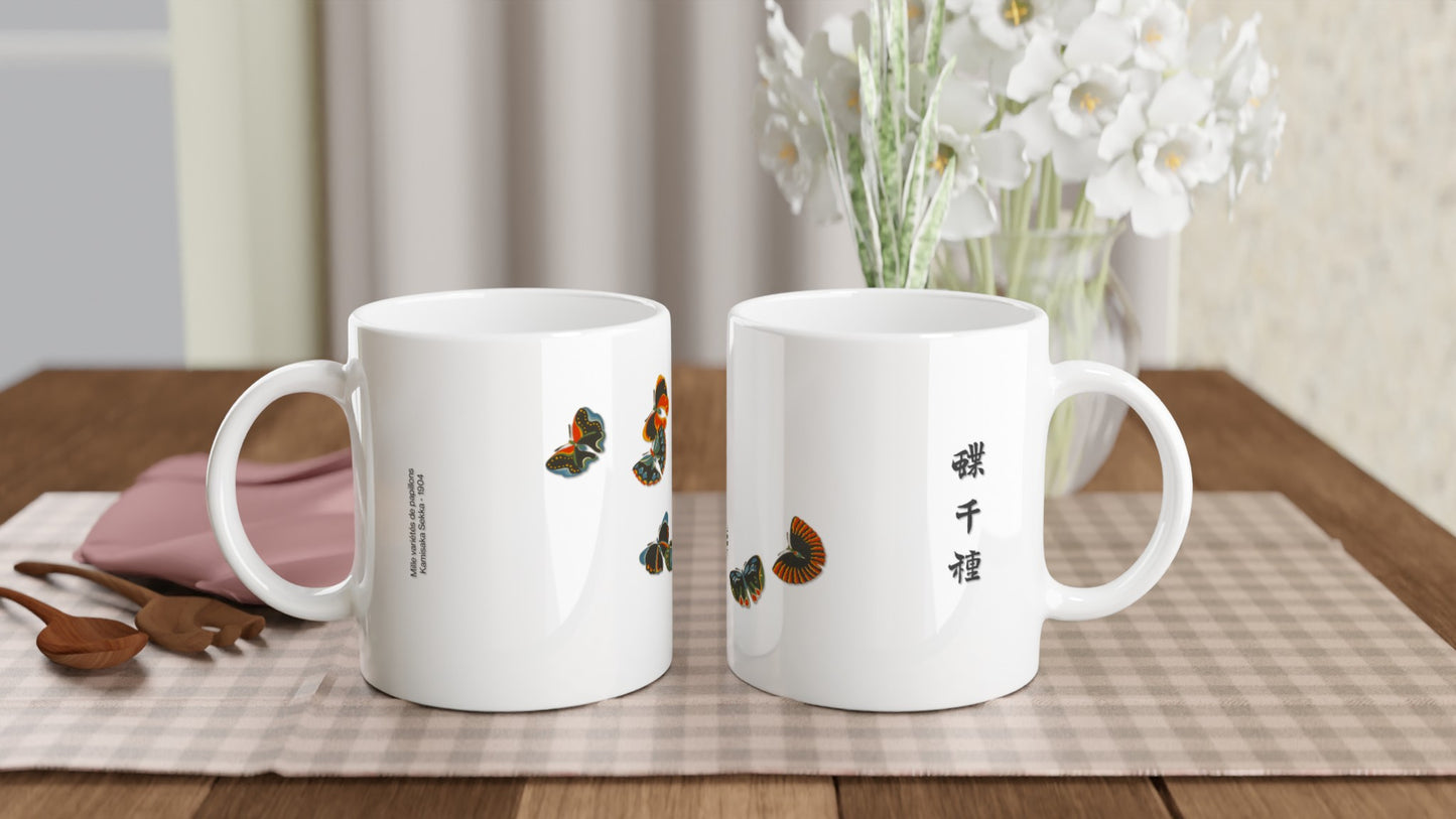 Reproduction d'estampe de papillons par Kamisaka Sekka. Une tasse blanche ornée de papillons aux ailes aux couleurs vives, noires, rouges et bleues, avec des inscriptions en japonais. Image d'illustration 2