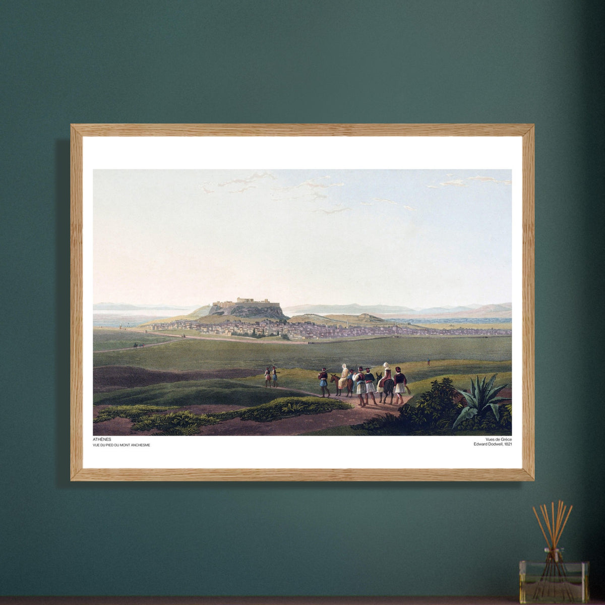 Vista di Atene dal piede del Monte Anchesmo, incisione di Edward Dodwell. Paesaggio della città di Atene vista dal piede del monte Anchesmo, con l'Acropoli in lontananza, campi verdeggianti, colline e un gruppo di persone in abiti tradizionali.