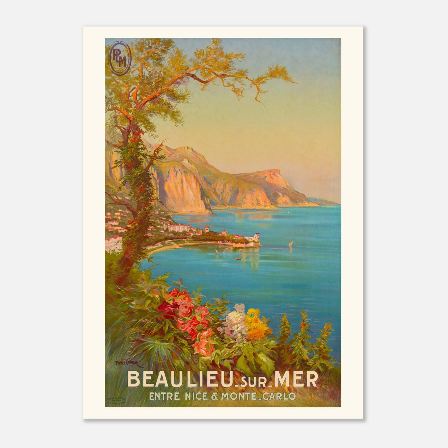 Affiche Beaulieu-sur-Mer — Pierre Comba, PLM 1920 (50x70 cm). Affiche touristique vintage pour Beaulieu-sur-Mer, montrant une vue panoramique de la ville côtière avec la mer, des montagnes en arrière-plan et des fleurs au premier plan.