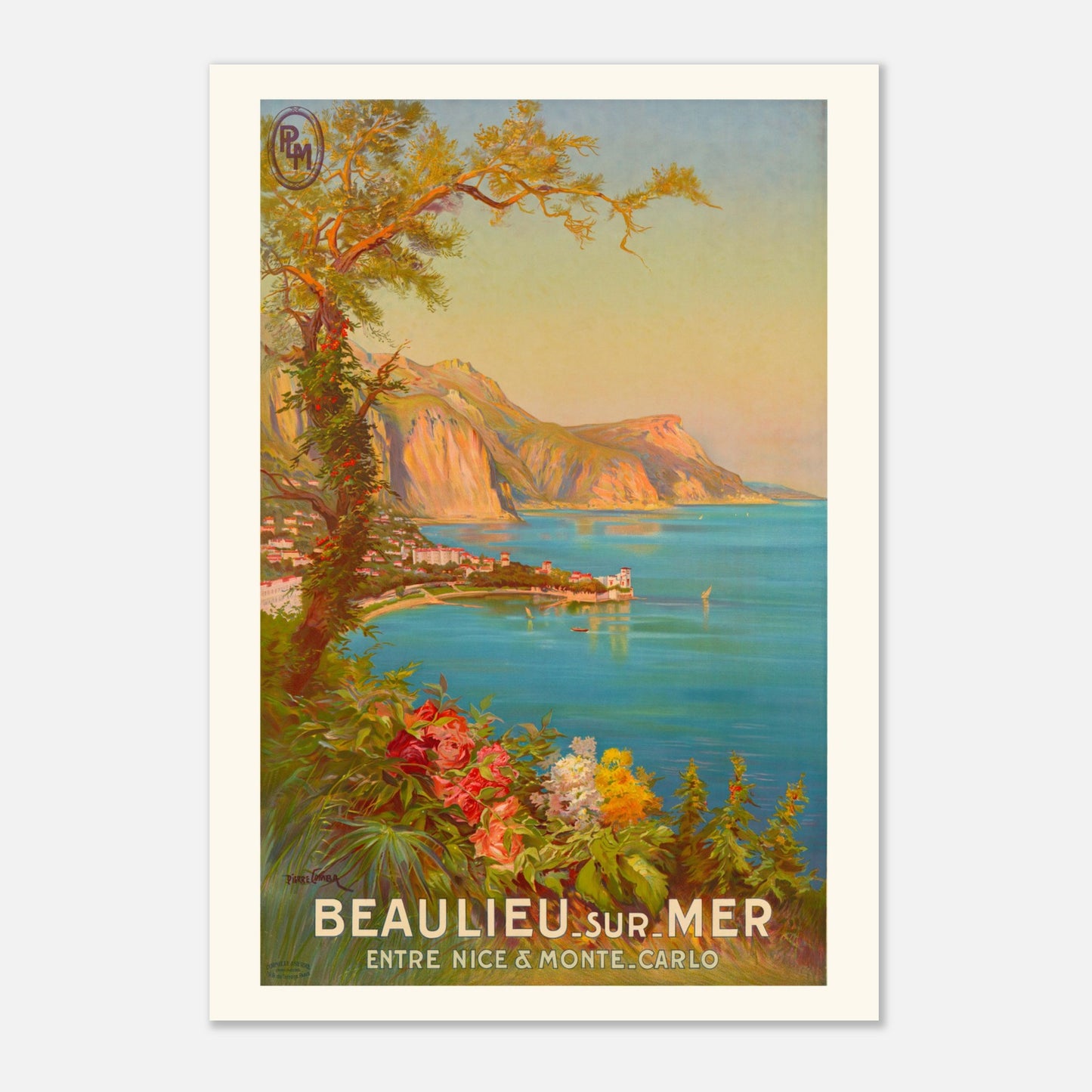 Affiche Beaulieu-sur-Mer — Pierre Comba, PLM 1920 (70x100 cm). Affiche touristique vintage pour Beaulieu-sur-Mer, montrant une vue panoramique de la ville côtière avec la mer, des montagnes en arrière-plan et des fleurs au premier plan.
