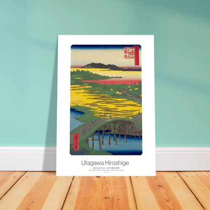 Affiche ancienne Hiroshige : Ponts de Sugatami et d'Omokage. Gravure japonaise ukiyo-e des ponts de Sugatami et d'Omokage à Jariba près de Takata par Hiroshige, représentant un paysage fluvial avec des ponts en bois, des champs jaunes et des collines verdoyantes. Image d'illustration 4