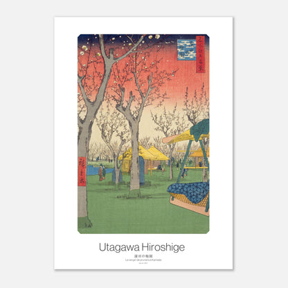 Affiche Hiroshige Le verger de pruniers &agrave; Kamada - Cent vues d'Edo (21x29,7 cm (A4)). Gravure ukiyo-e de Hiroshige représentant un verger de pruniers à Kamada avec des arbres en fleurs, des parterres de fleurs jaunes, des maisons traditionnelles et une eau bleue.