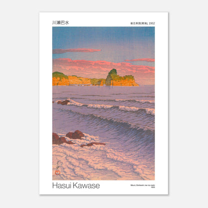 Affiche japonaise Mer du matin à Bikuni par Hasui Kawase (59,4x84,1 cm (A1)). Reproduction d'une estampe japonaise de 1932 par Hasui Kawase montrant des falaises dorées au bord d'une mer aux vagues bleues, au lever du soleil.