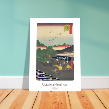 Planche ukiyo-e Ueno Yamashita à Edo - Utagawa Hiroshige. Estampe ukiyo-e représentant le site de Ueno Yamashita avec des parasols ouverts, des arbres, des bâtiments et des personnes Image d'illustration 4