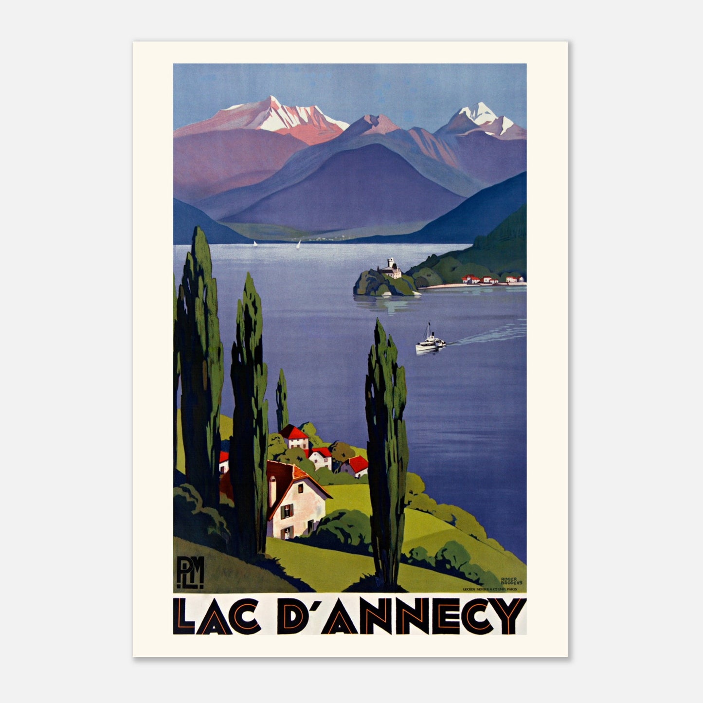 Planche illustrée Lac d'Annecy par Roger Broders, 1930 (59,4x84,1 cm (A1)). Affiche publicitaire "Lac d'Annecy" par Julien Lacaze, 1913, représentant un paysage de lac montagneux avec des cyprès et des maisons au premier plan, et un bateau naviguant sur l'eau.