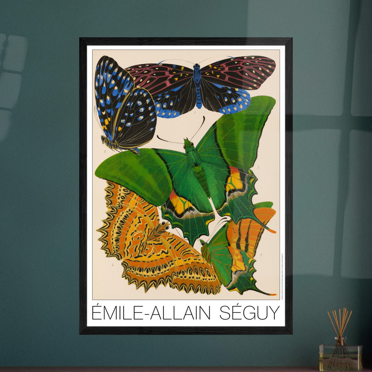 Affiche papillons vert émeraude et orange par Émile-Allain Séguy. Planche naturaliste d'Émile-Allain Séguy présentant cinq papillons aux ailes colorées, dominées par des motifs vert émeraude, orange vif et bleu nuit sur fond clair.
