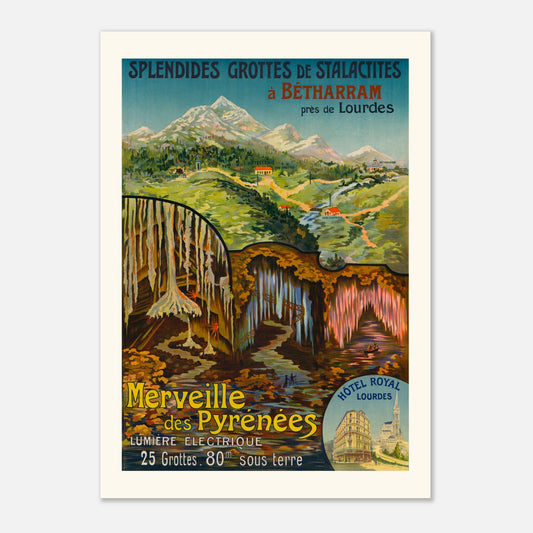 Grottes de Bétharram – Affiche touristique ancienne des Pyrénées (42x59,4 cm (A2)). Affiche touristique vintage pour les Grottes de Bétharram, montrant un paysage montagneux avec des grottes illuminées et une vue sur des bâtiments.