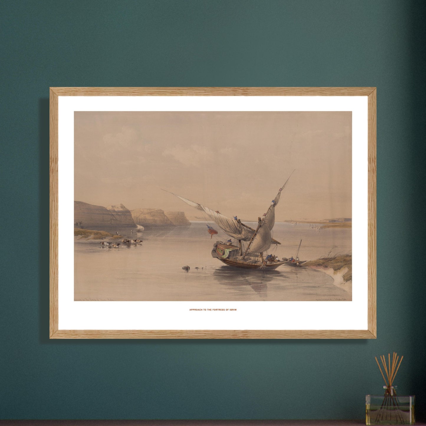 Approche de la forteresse d'Ibrim - David Roberts (Egypte et Nubie). Lithographie ancienne montrant l'approche de la forteresse d'Ibrim, avec une felouque chargée de passagers naviguant sur le Nil, entourée de falaises et de bétail. Image d'illustration 6