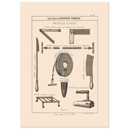 Équerres, décamètres et instruments divers - Catalogue Peugeot Frères 1885 (29,7x42 cm (A3)). Gravure du catalogue Peugeot Frères montrant divers outils et accessoires, tels que des équerres, des décamètres, un couteau, un fer à repasser et son support, avec leurs numéros et descriptions.