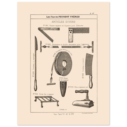 Équerres, décamètres et instruments divers - Catalogue Peugeot Frères 1885 (30x40 cm). Gravure du catalogue Peugeot Frères montrant divers outils et accessoires, tels que des équerres, des décamètres, un couteau, un fer à repasser et son support, avec leurs numéros et descriptions.