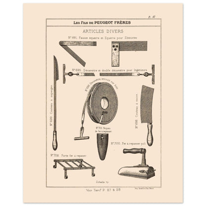 Équerres, décamètres et instruments divers - Catalogue Peugeot Frères 1885 (40x50 cm). Gravure du catalogue Peugeot Frères montrant divers outils et accessoires, tels que des équerres, des décamètres, un couteau, un fer à repasser et son support, avec leurs numéros et descriptions.