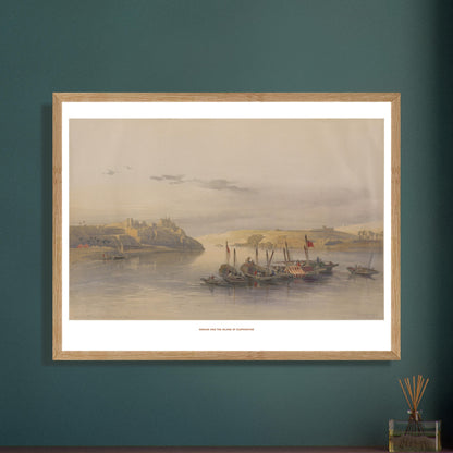 Assouan et l’île d’Éléphantine, illustration de David Roberts. Lithographie ancienne d'Assouan et de l'île d'Éléphantine, montrant le Nil avec des bateaux et des habitations sur les rives escarpées, sous un ciel nuageux. Image d'illustration 7