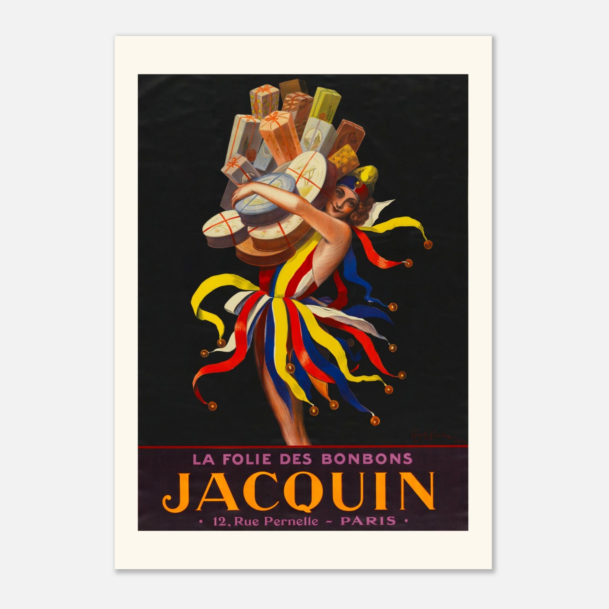 Affiche Bonbons Jacquin par Leonetto Cappiello (29,7x42 cm (A3)). Une affiche publicitaire vintage pour les bonbons Jacquin, représentant une femme dans une tenue de style bouffon tenant une pile de boîtes de bonbons.