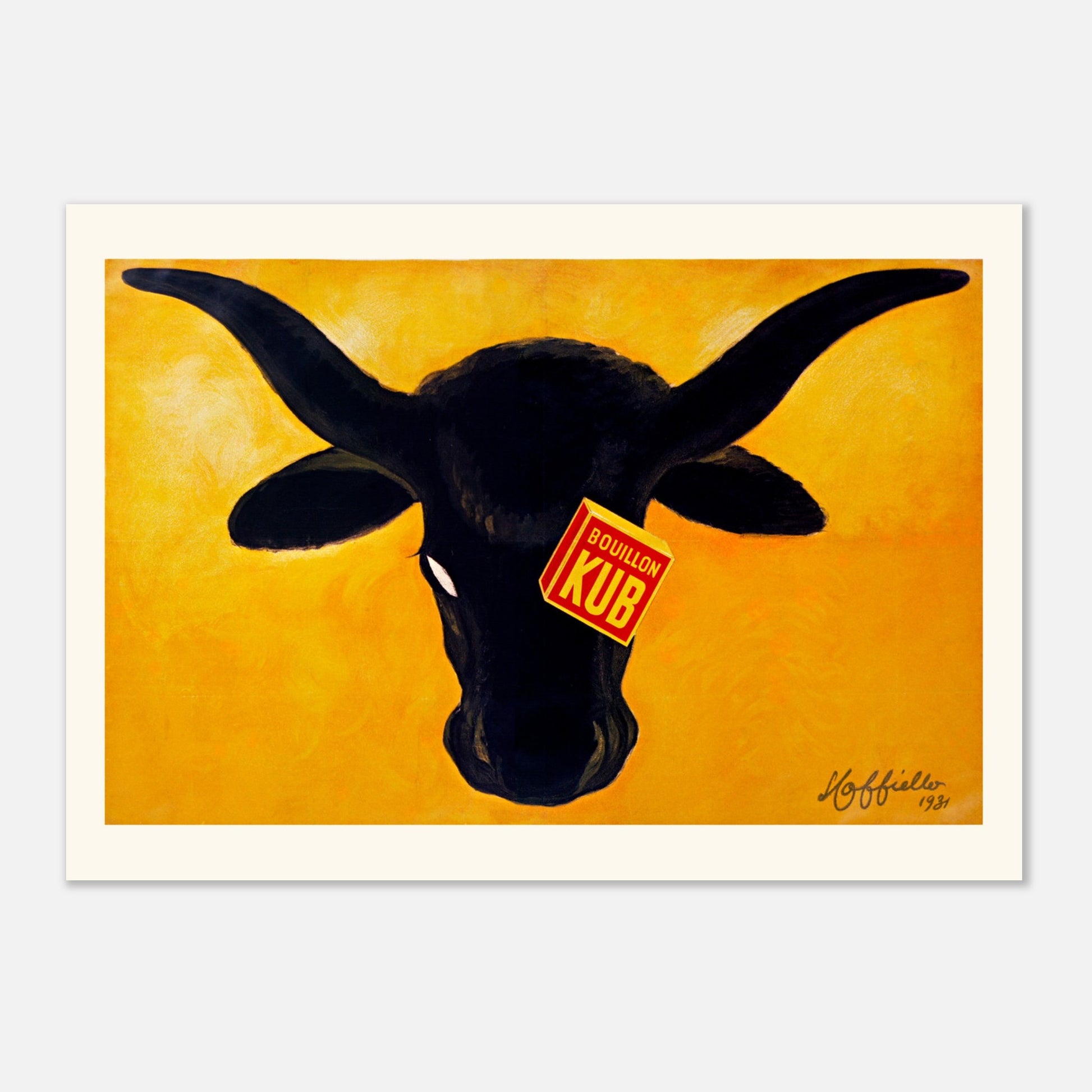 Affiche Bouillon Kub par Leonetto Cappiello. Une affiche publicitaire iconique du Bouillon Kub, représentant la tête d'un taureau noir avec une étiquette rouge "Bouillon KUB" sur le front, sur un fond jaune. Image d'illustration 2