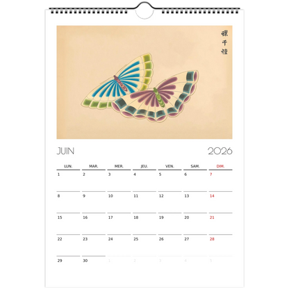 Calendrier 2026 : Mille variétés de papillons par Kamisaka Sekka. Calendrier de 2026 avec une reproduction d'estampes japonaises montrant une multitude de papillons colorés sur fond beige. Image d'illustration 3
