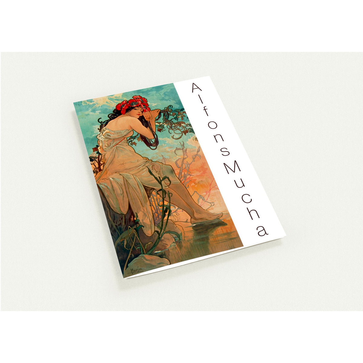 Carte de vœux L'Été par Alphonse Mucha (Enveloppes premium). Reproduction de l'œuvre L'Été d'Alphonse Mucha sur une carte de vœux, représentant une femme aux cheveux longs couronnée de fleurs rouges, assise près de l'eau.
