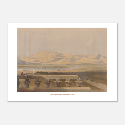 Vue de la chaîne libyenne de montagnes depuis Louxor - David Roberts (50x70 cm). Paysage du Nil avec la chaîne libyenne de montagnes en arrière-plan, des bateaux sur le fleuve et une balustrade ornée au premier plan.