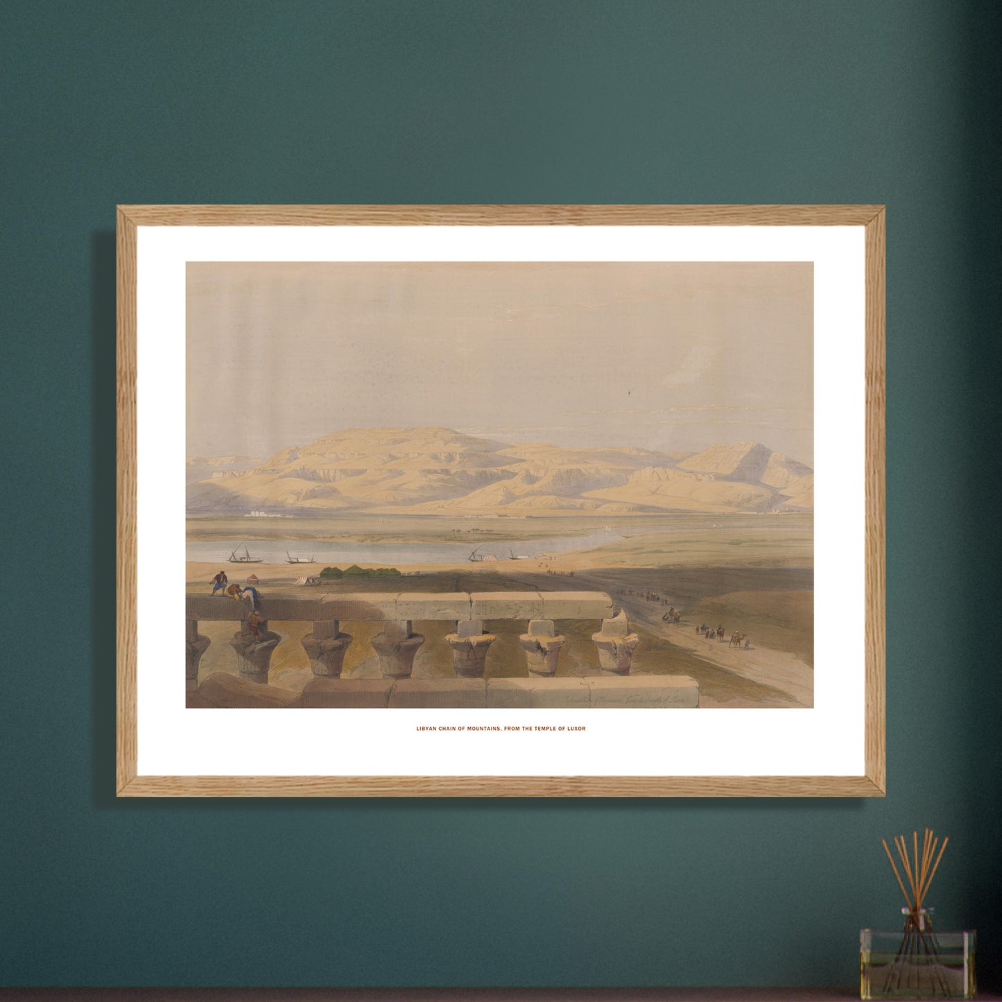 Vue de la chaîne libyenne de montagnes depuis Louxor - David Roberts. Paysage du Nil avec la chaîne libyenne de montagnes en arrière-plan, des bateaux sur le fleuve et une balustrade ornée au premier plan. Image d'illustration 6