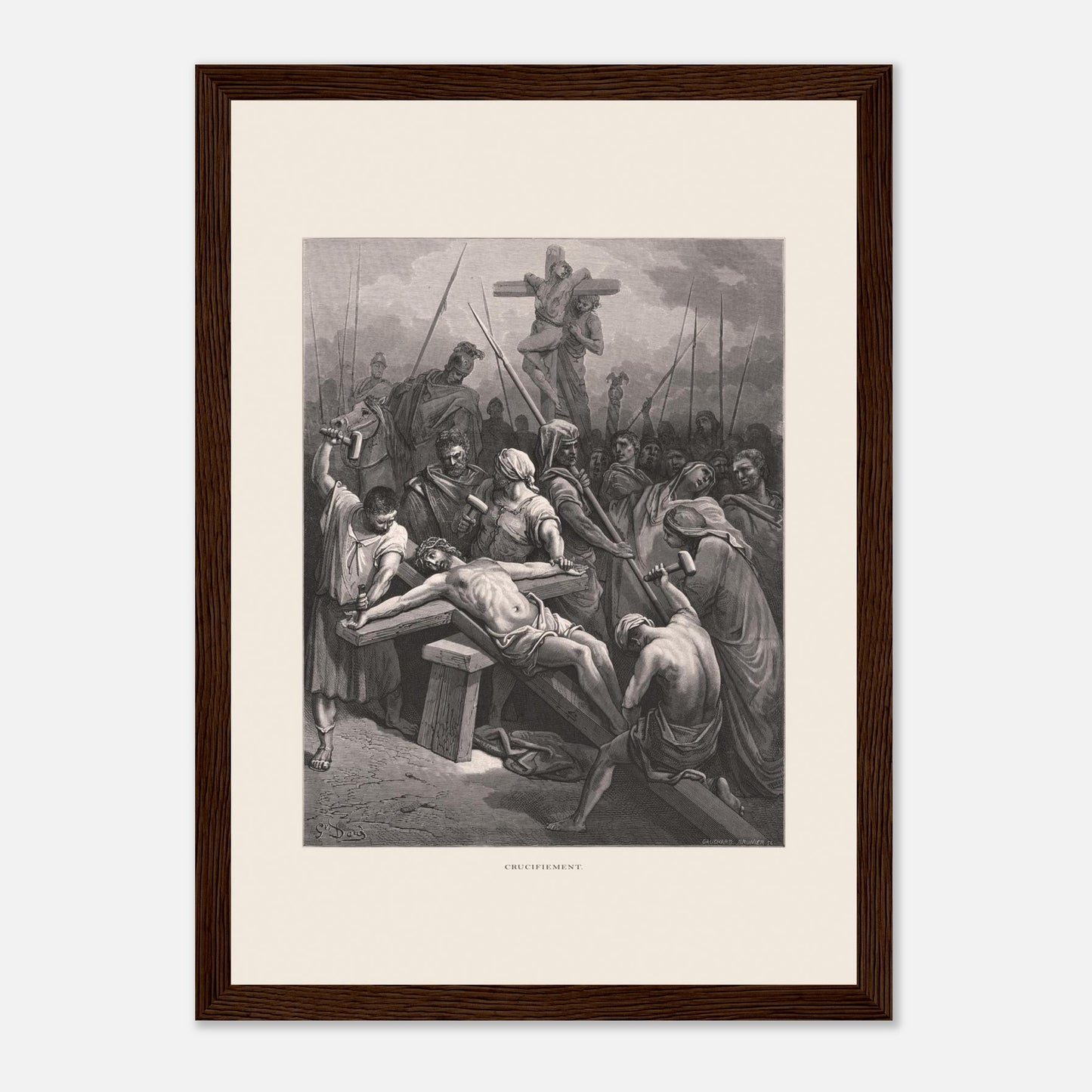 Le Crucifiement de Jésus, planche de Gustave Doré (21x29,7 cm (A4) / Cadre bois foncé). Estampe de Gustave Doré montrant le Crucifiement, avec Jésus cloué sur la croix, entouré de soldats et de spectateurs dans une scène dramatique.