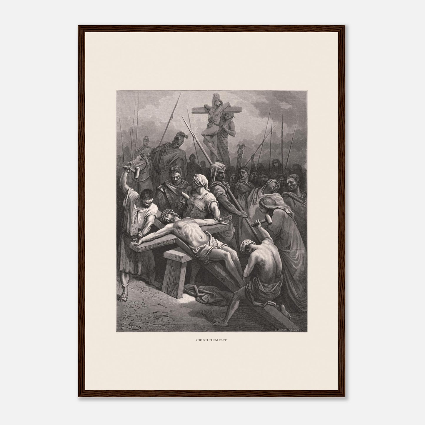 Le Crucifiement de Jésus, planche de Gustave Doré (42x59,4 cm (A2) / Cadre bois foncé). Estampe de Gustave Doré montrant le Crucifiement, avec Jésus cloué sur la croix, entouré de soldats et de spectateurs dans une scène dramatique.