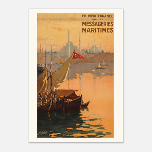 En Méditerranée par les Messageries Maritimes – Planche vintage (42x59,4 cm (A2)). Affiche de voyage vintage représentant un port avec des voiliers et des minarets d'une ville au coucher du soleil.