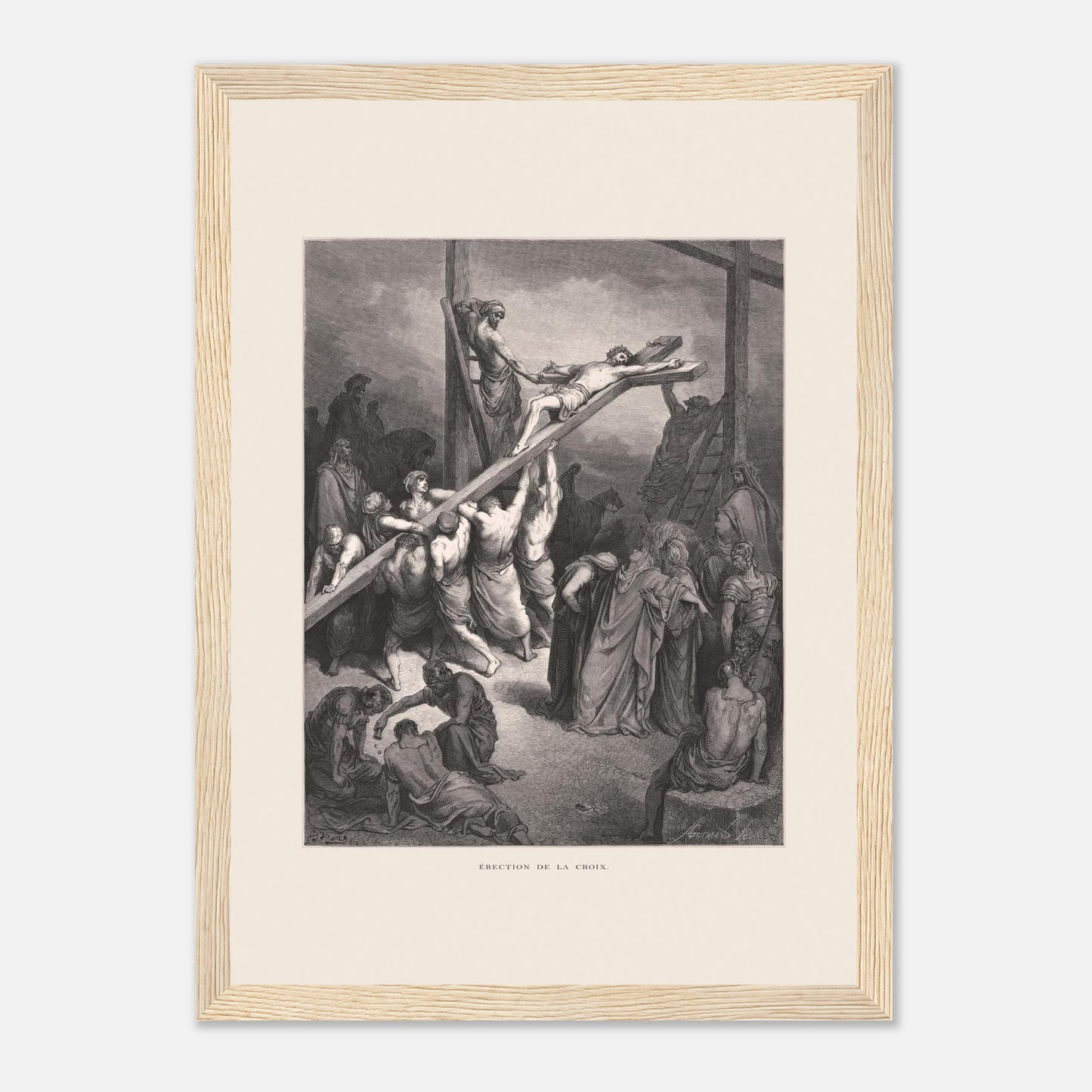 Érection de la croix — Illustration de Gustave Doré (1866) (21x29,7 cm (A4) / Cadre bois clair). Gravure de Gustave Doré montrant plusieurs hommes levant et fixant une croix sur laquelle est attaché Jésus, avec une foule observant autour.