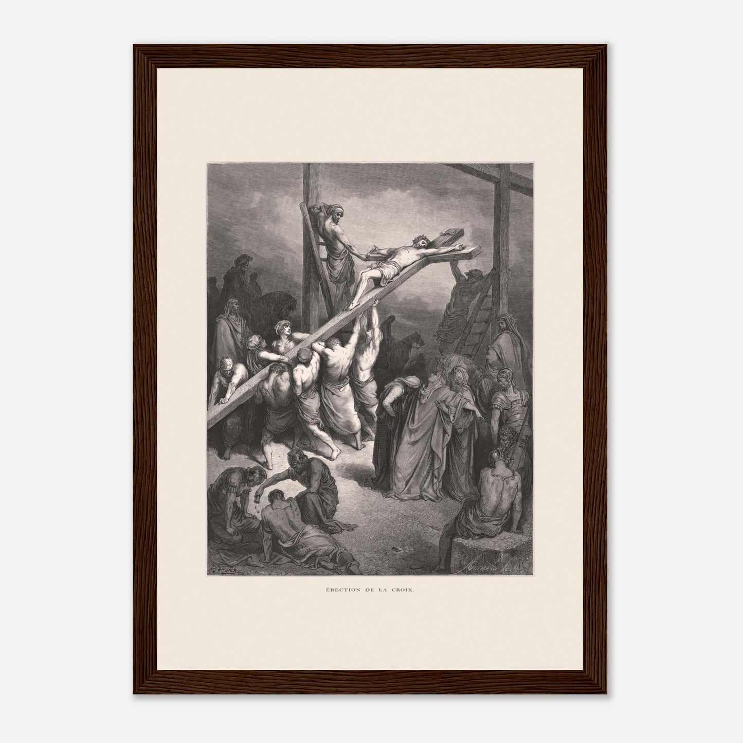 Érection de la croix — Illustration de Gustave Doré (1866) (21x29,7 cm (A4) / Cadre bois foncé). Gravure de Gustave Doré montrant plusieurs hommes levant et fixant une croix sur laquelle est attaché Jésus, avec une foule observant autour.