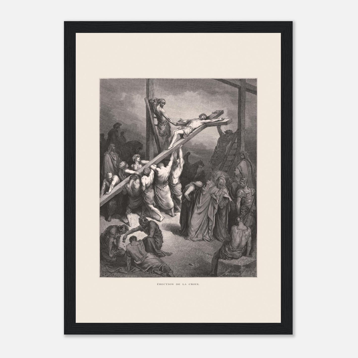 Érection de la croix — Illustration de Gustave Doré (1866) (21x29,7 cm (A4) / Cadre noir). Gravure de Gustave Doré montrant plusieurs hommes levant et fixant une croix sur laquelle est attaché Jésus, avec une foule observant autour.