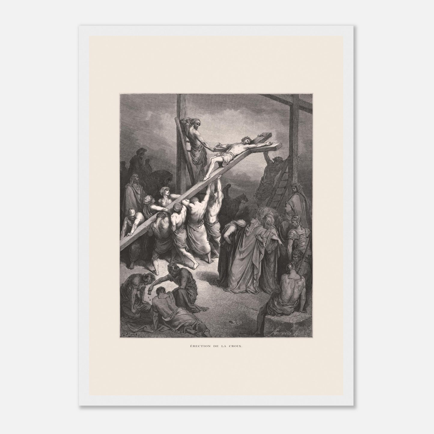 Érection de la croix — Illustration de Gustave Doré (1866) (29,7x42 cm (A3) / Cadre blanc). Gravure de Gustave Doré montrant plusieurs hommes levant et fixant une croix sur laquelle est attaché Jésus, avec une foule observant autour.
