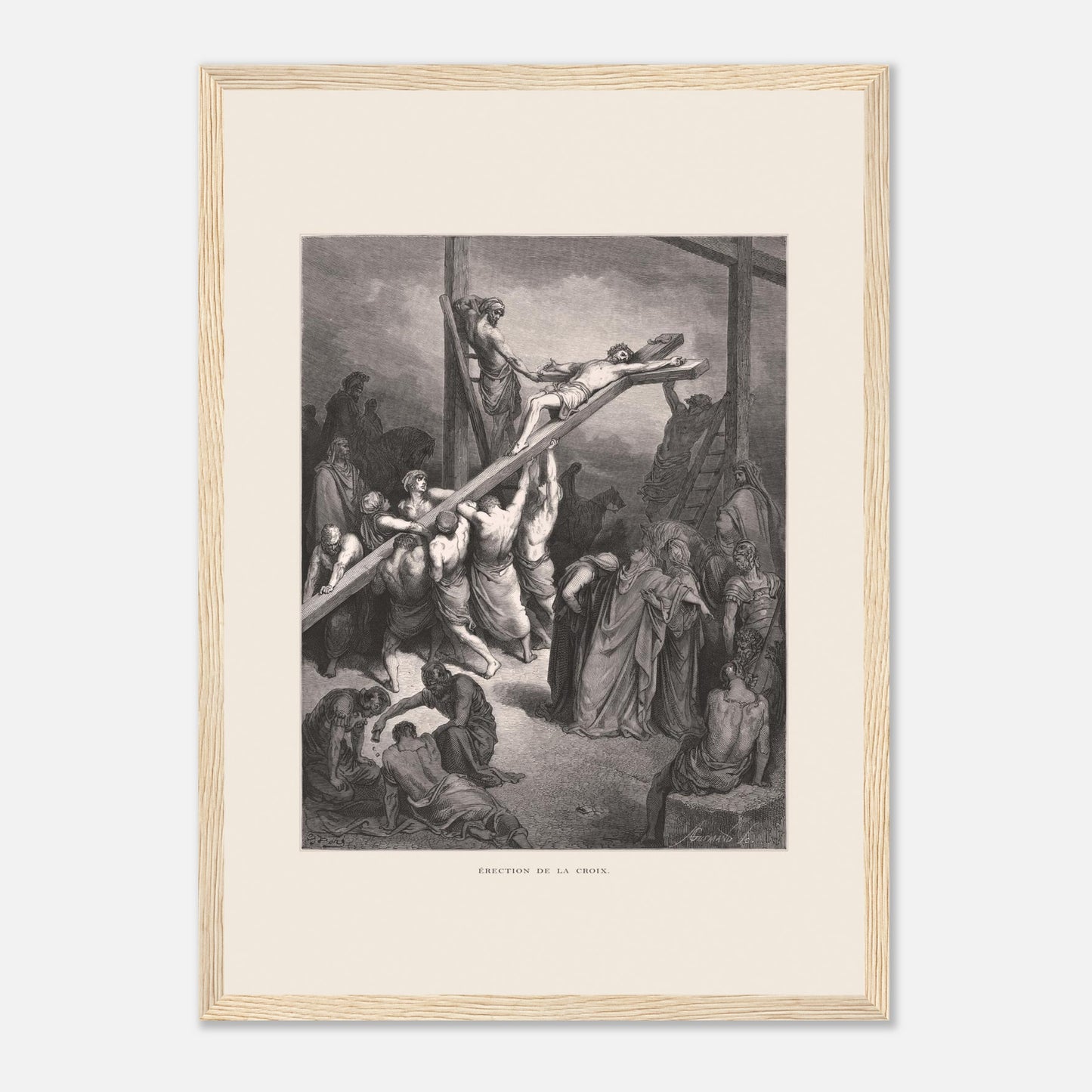 Érection de la croix — Illustration de Gustave Doré (1866) (29,7x42 cm (A3) / Cadre bois clair). Gravure de Gustave Doré montrant plusieurs hommes levant et fixant une croix sur laquelle est attaché Jésus, avec une foule observant autour.